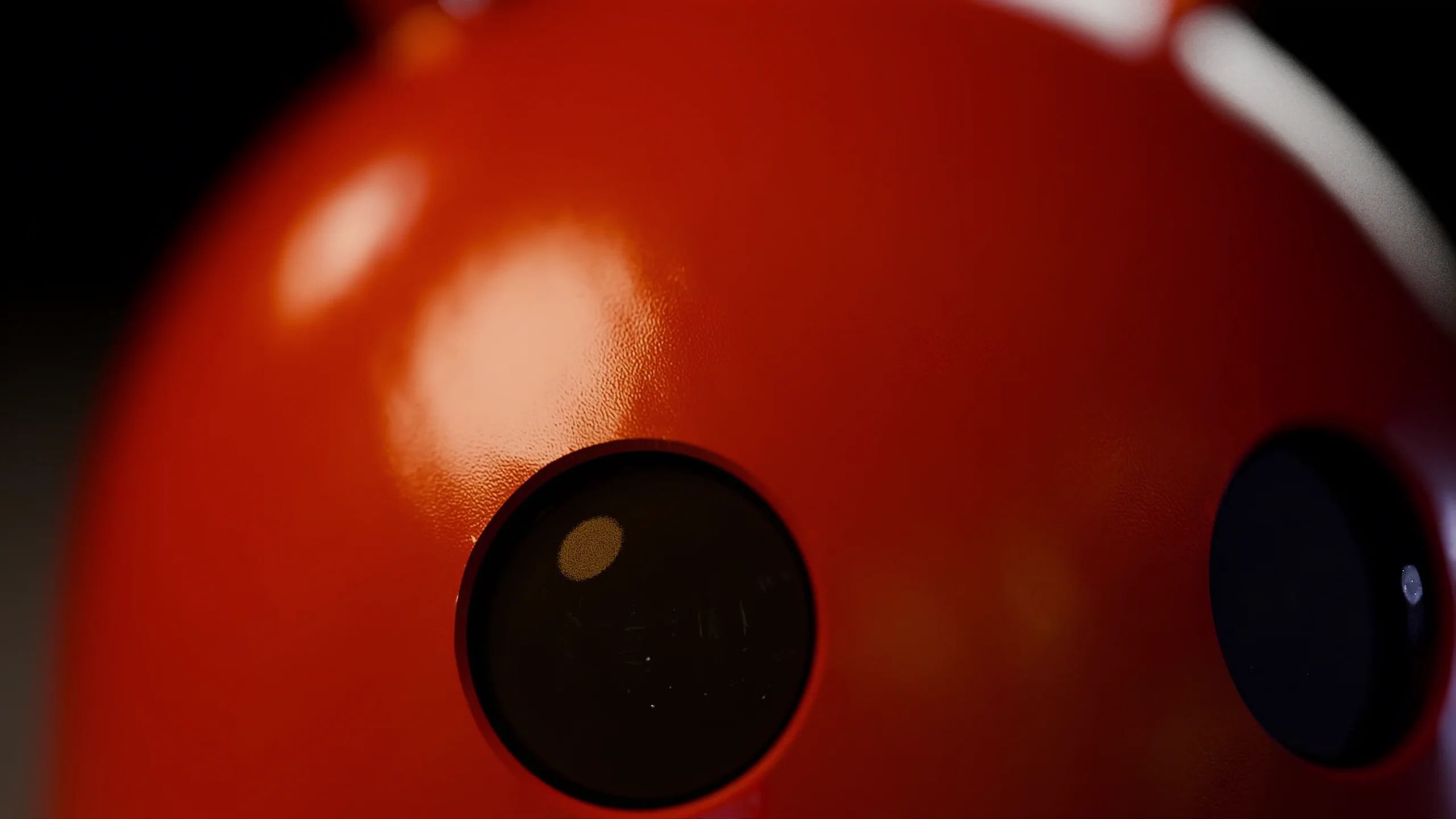 Render di Miky al buio sulla scrivania: la cupola vista da vicino, gli occhi che si accendono.